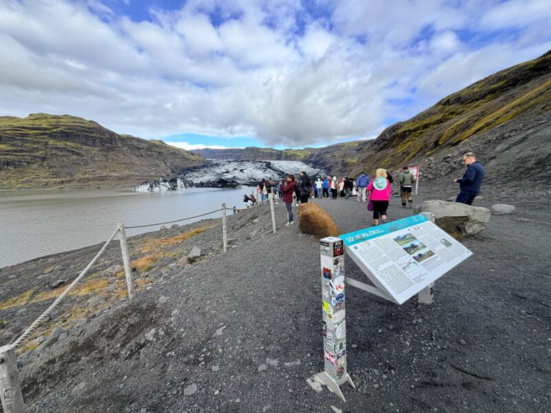 Sólheimajökull by the lake